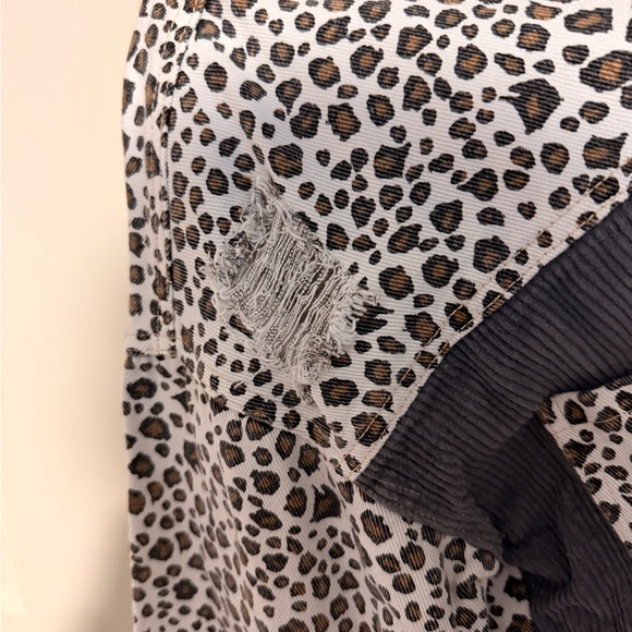 Stylish Gray Leopard Print Jean Jacket - Picture 2 of 4